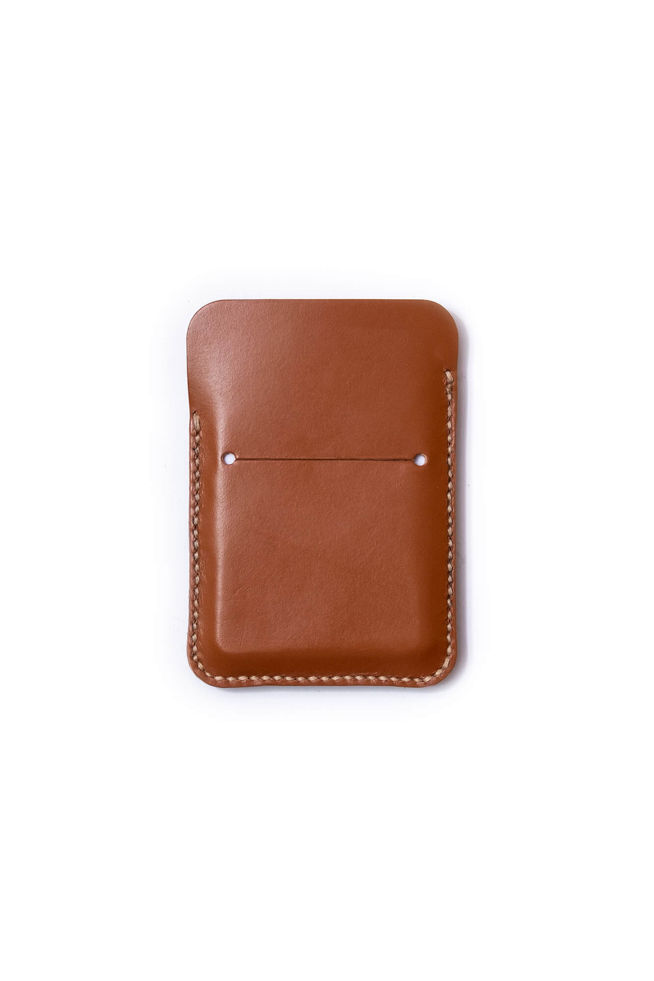 Detail eines handgenähten Karten-Wallets aus braunem pflanzlich gegerbtem Leder mit beigem Wachsfaden