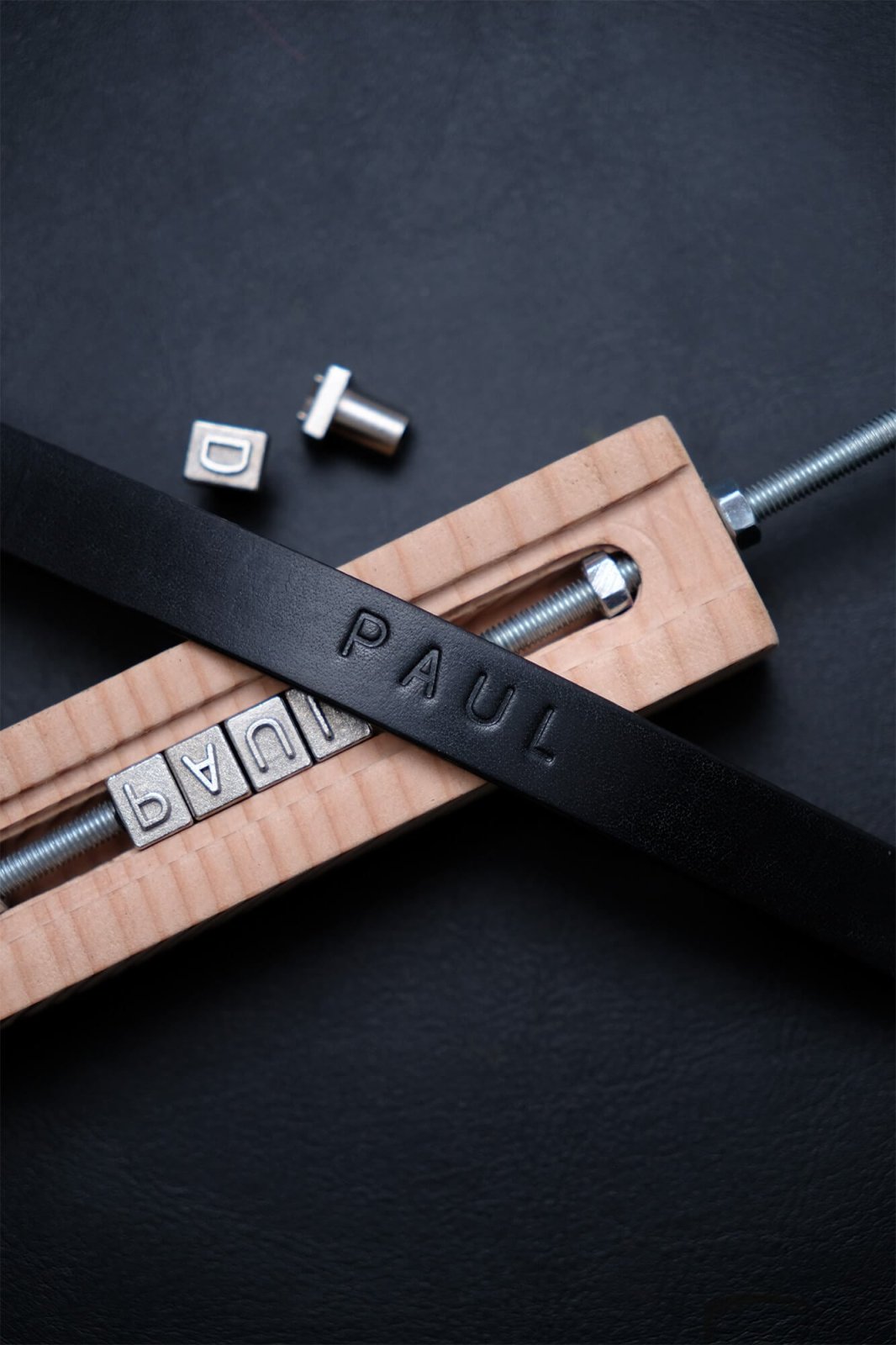 Personalisierte Gravur am Kameragurt als Geschenk