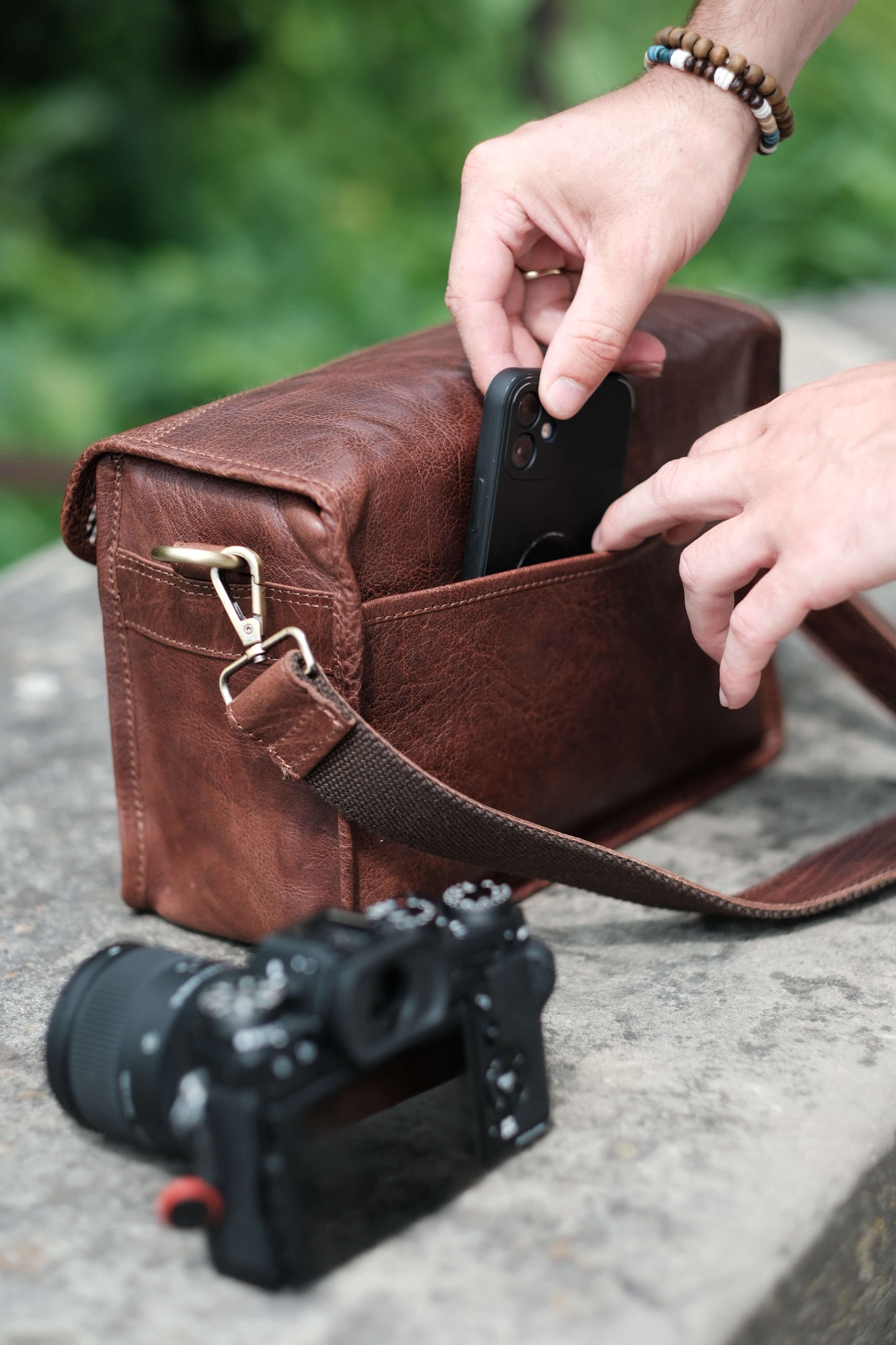 Braune Kameratasche aus Leder im Vintage Stil. seam strap Kameratasche aus Leder in braun und schwarz