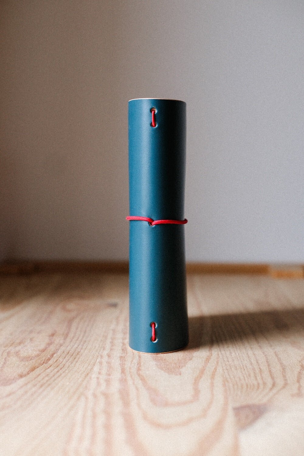 Leder Journal Cover A6 Petrol mit rotem Gummiband für Kalender und Notizbücher als Hülle aus Leder