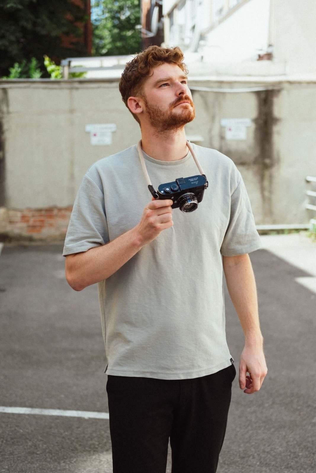 Leica Kamera M und Kameraseil kurz bis zur Brust