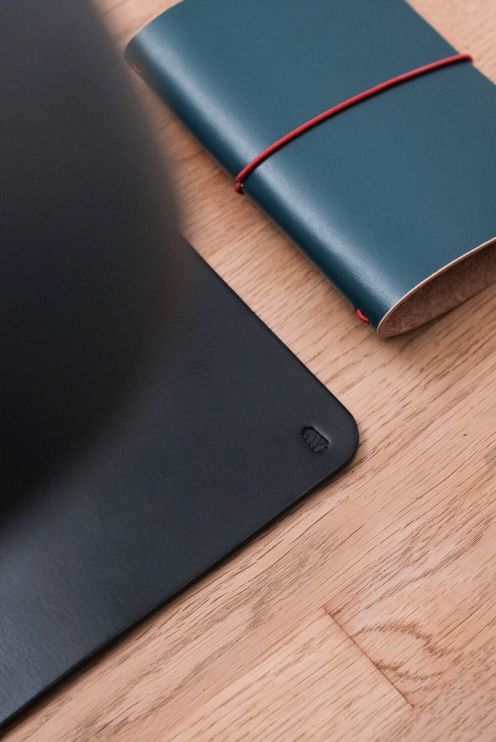 kleines Mauspad aus Leder in schwarz