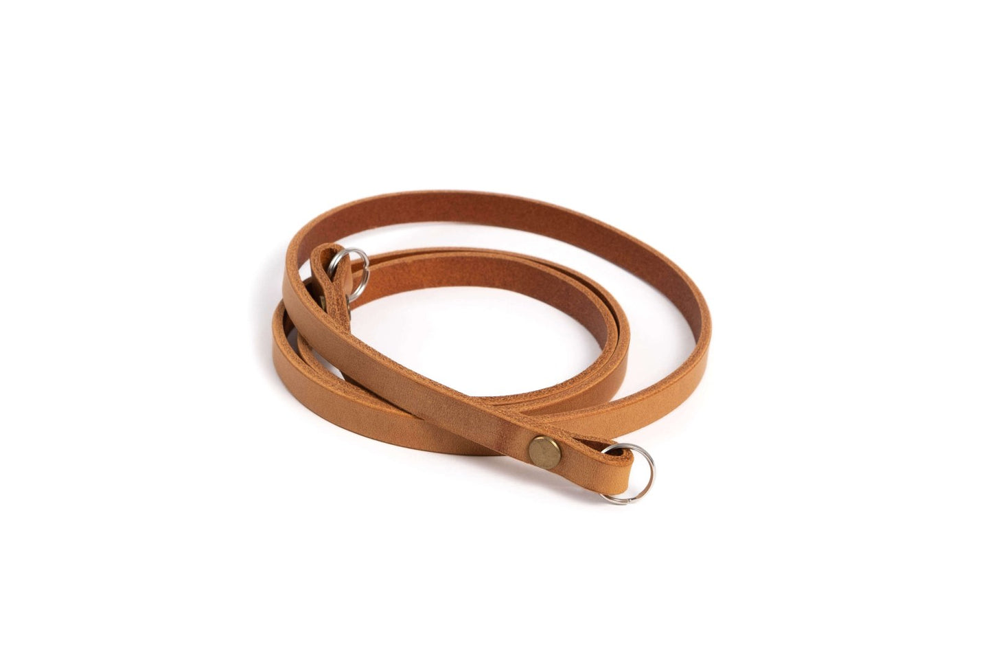 Unser schmaler Kameragurt wurde aus hochwertigem Leder hergestellt. Unsere Kameragurte bestehen aus pflanzlich gegerbtem Premium Leder aus der EU