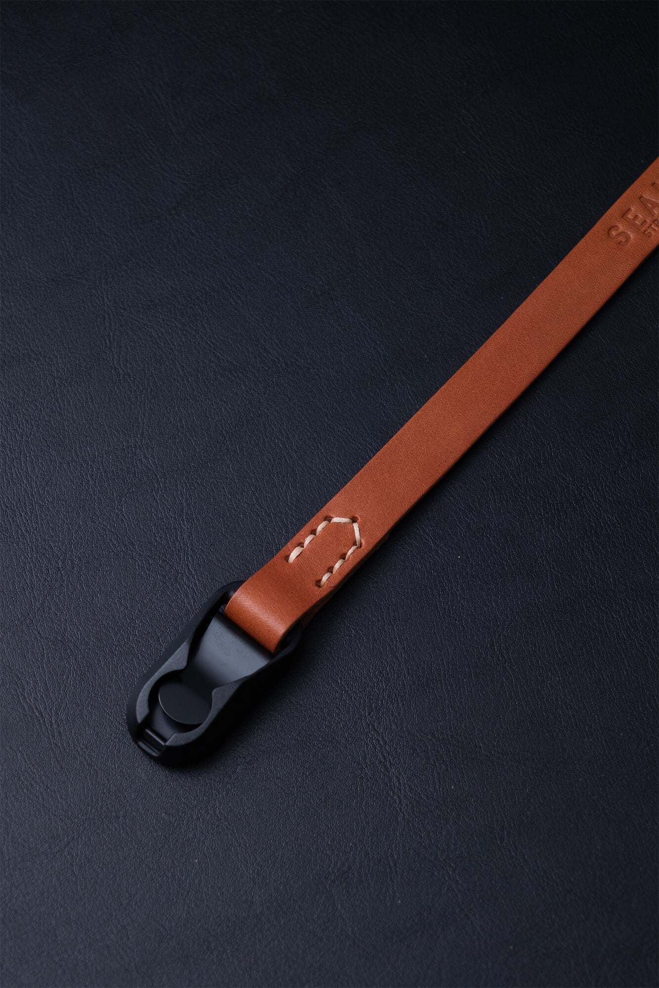 Kameragurt mit Schnellverschluss Peak Design Leder in Braun und schwarz mit Naht von seam strap und schmal