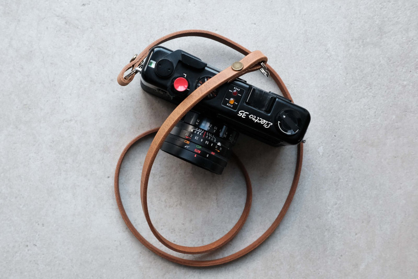 Kameragurt für Point and Shoot Kamera aus Leder in braun und schwarz