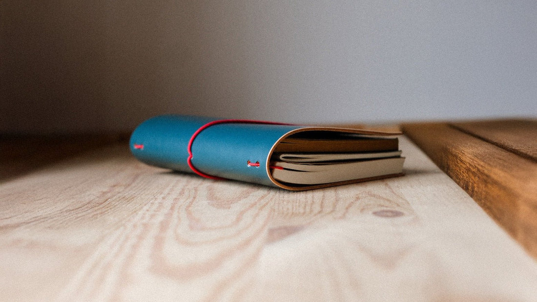 Leder Journal Cover in Petrol – Dein persönlicher Begleiter für Notizen, Kalender und mehr