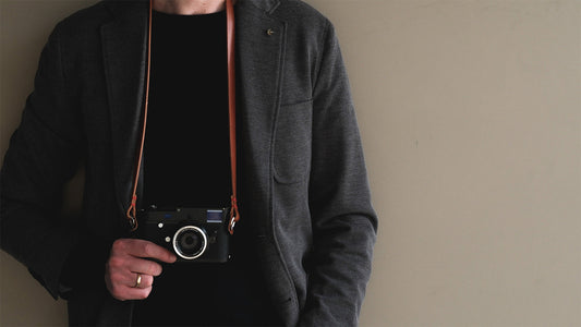 Leica Kamera mit minimalistischem Leder Kameragurt