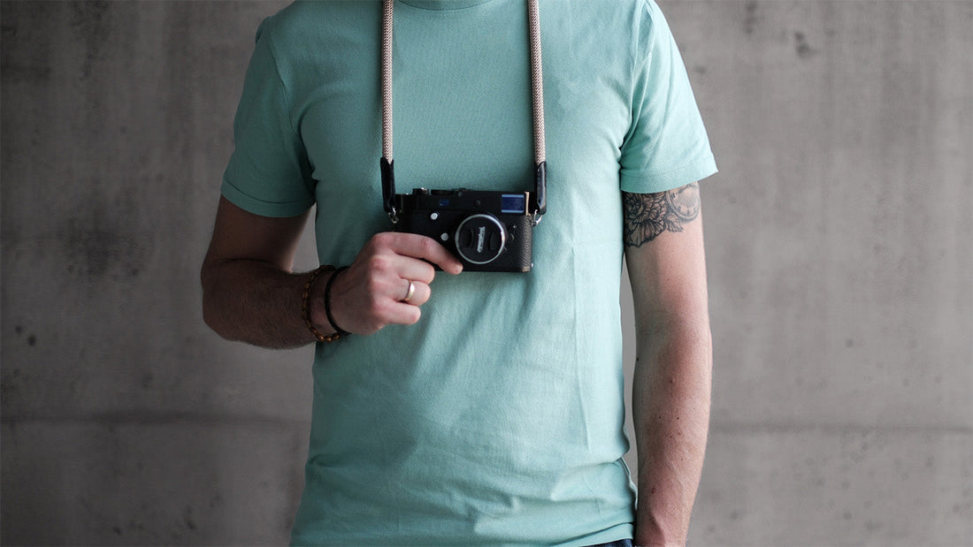 Der beste Kameragurt für Fotografen – Leder vs. Nylon im Vergleich