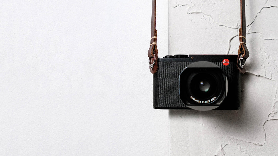 Leder Kameragurt an Leica Kamera – handgefertigter Kameragurt für Leica M6 und M10 oder Q
