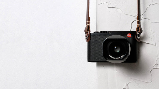 Leder Kameragurt an Leica Kamera – handgefertigter Kameragurt für Leica M6 und M10 oder Q