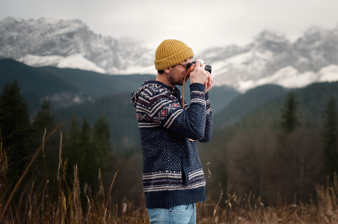 Fotograf prüft Kameragurt vor dem Kauf