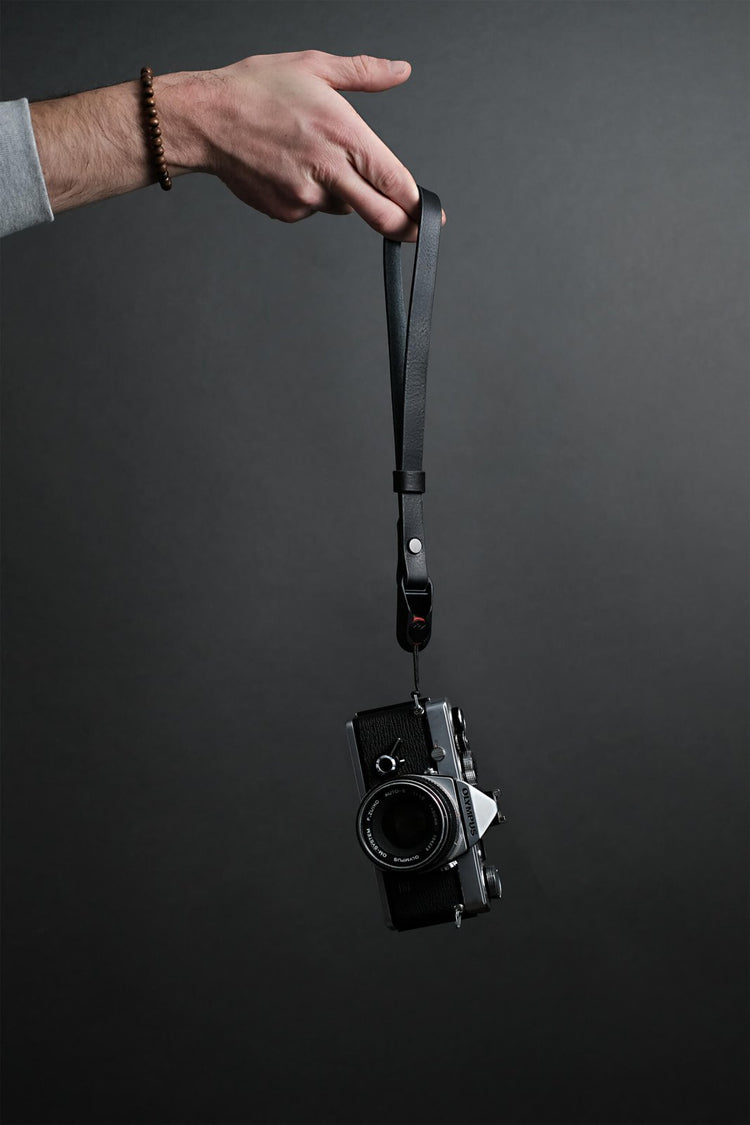 Kamera Handschlaufe mit Schnellverschluss aus Leder der Marke seam strap. Kamerahandschlaufe hergestellt in Deutschland. Manufaktur für Kameraequipment