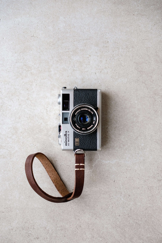 analoge Kamera mit Handschlaufe aus Leder von seam strap in braun