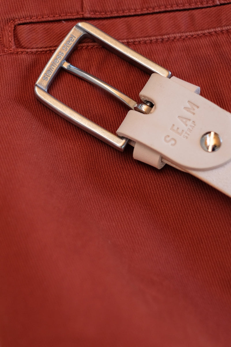 Seam Strap Logo auf naturbelassenem Ledergürtel mit massiver Edelstahlschnalle
