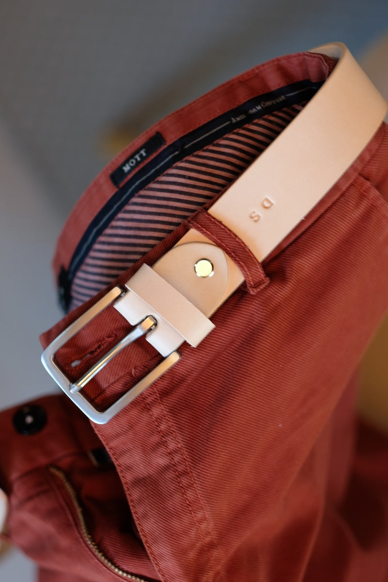 Detailaufnahme des Seam Strap Ledergürtels mit naturbelassenem Leder und Edelstahlschnalle