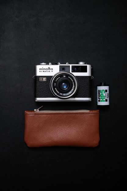 Handgefertigtes braunes Lederetui für bis zu 5 analoge Filme mit Reißverschluss