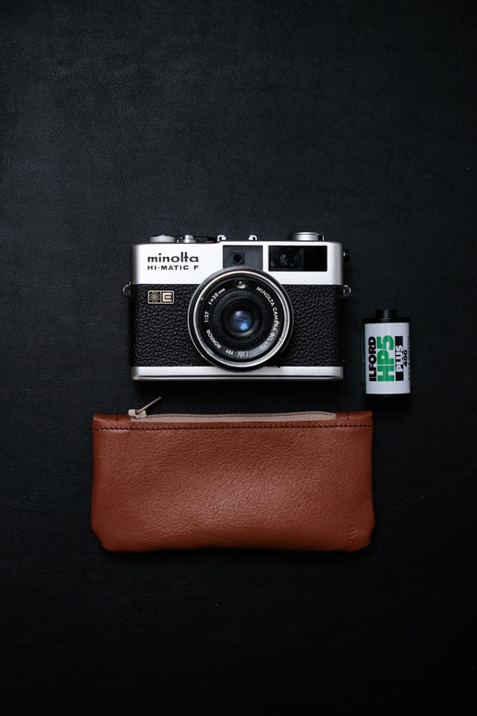 Handgefertigtes braunes Lederetui für bis zu 5 analoge Filme mit Reißverschluss