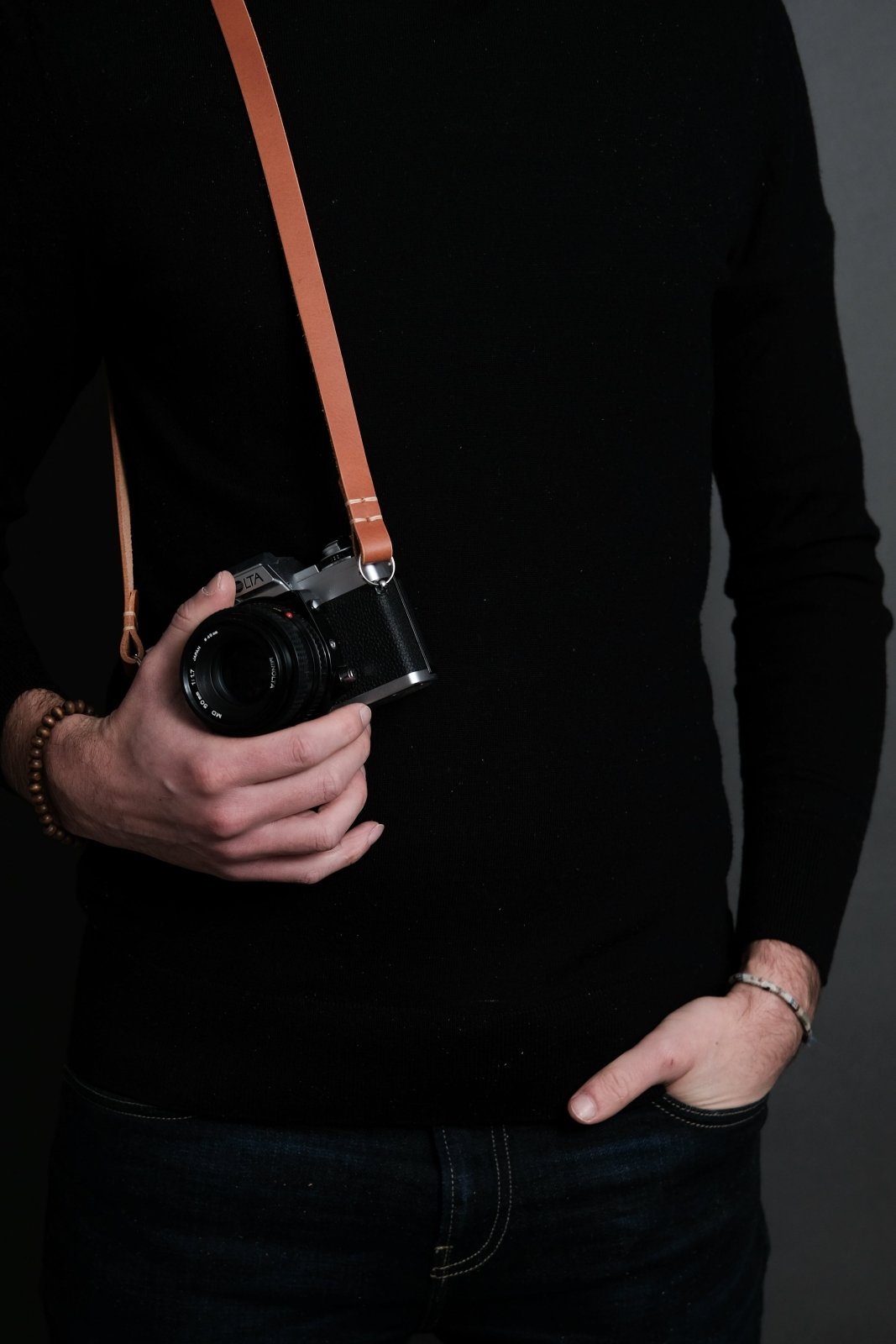 Premium Kameragurte aus Leder hergestellt in Deutschland. Pflanzlich gegerbt. Kameragurt in Cognac und Schwarz