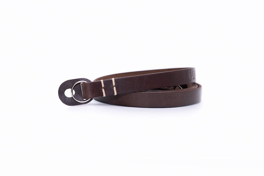 Premium Kameragurt aus Leder in braun von seam strap mit Schutzleder