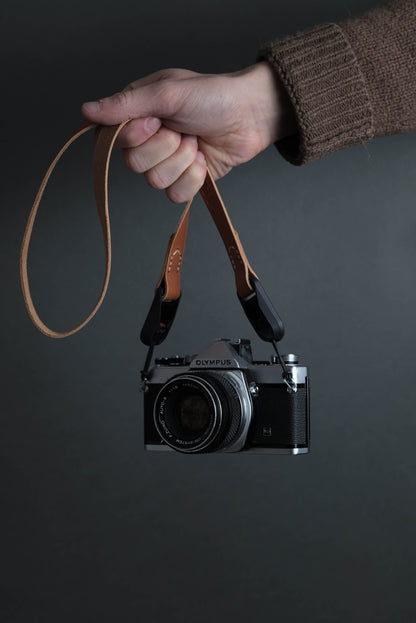 Premium Kameragurte aus Leder mit Schnellverschluss. seam strap Manufaktur für Kameragurte aus Leder. In cognac, braun und schwarz. Beste Kameragurte auf dem Markt