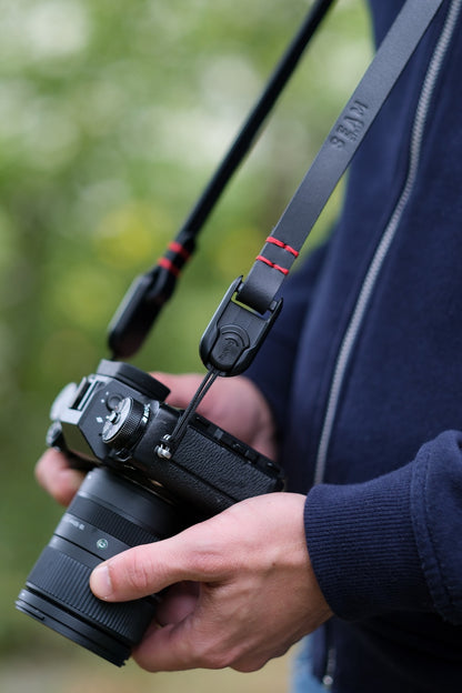 Leder Kameragurt mit Schnellverschluss aus pflanzlich gegerbtem Büffelleder von SEAM STRAP