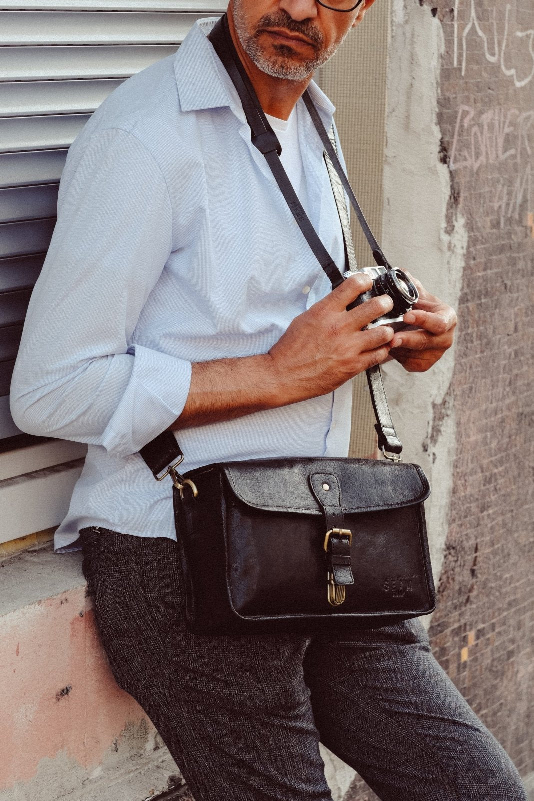 seam strap Kameratasche im Vintage Stil aus Leder in schwarz. Wir stehen für hochwertige Produkte aus Leder