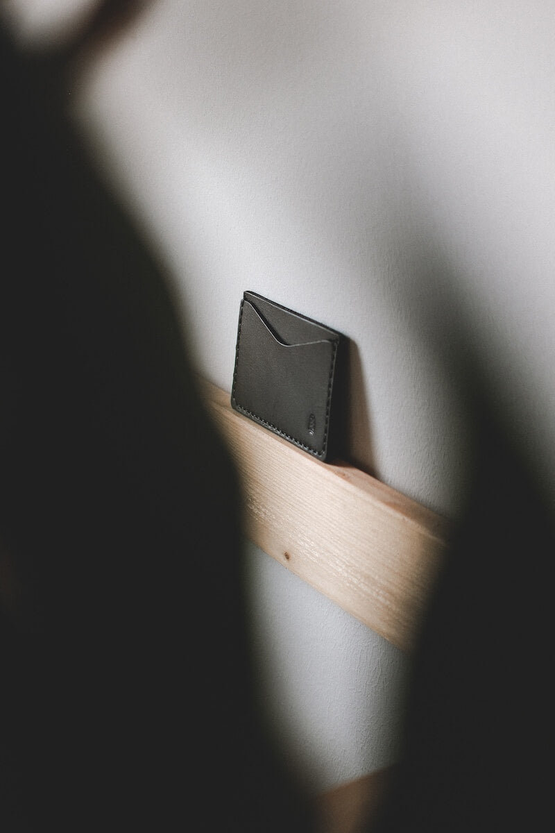 Modernes Kartenetui, Wallet für Karten von seam strap aus Leder in Schwarz
