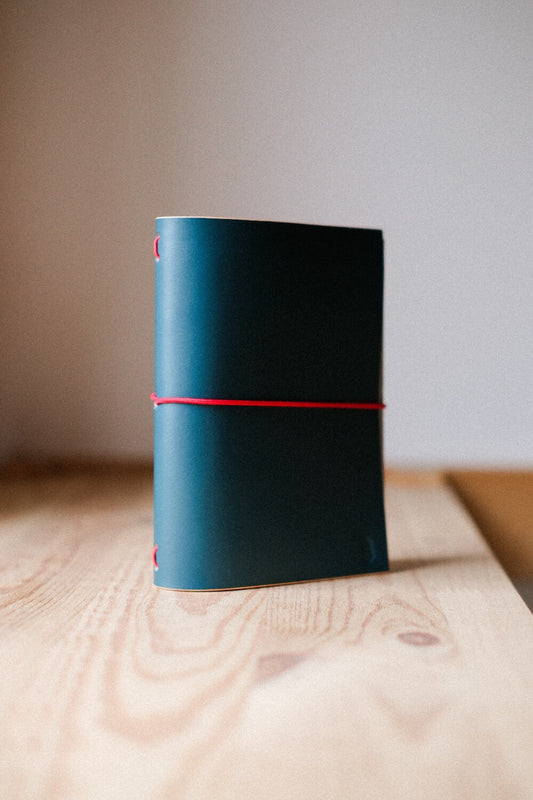 Notizbuchhülle für Kalender oder Refillbar in Petrol Farbe und einem roten Band. Republic