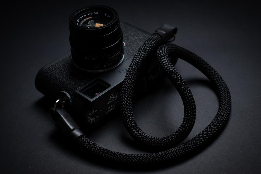 Leica Kamera M10, M11 mit Kameraseil, Rope in schwarz von seam strap Paracord Kameragurt