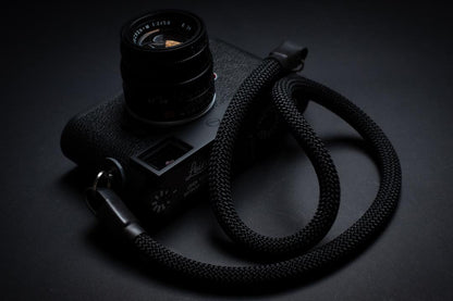 Leica Kamera M10, M11 mit Kameraseil, Rope in schwarz von seam strap Paracord Kameragurt