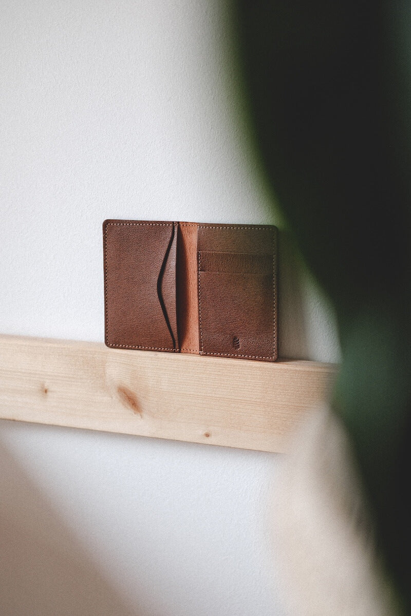 Modernes Kartenetui wallet aus Leder in Braun