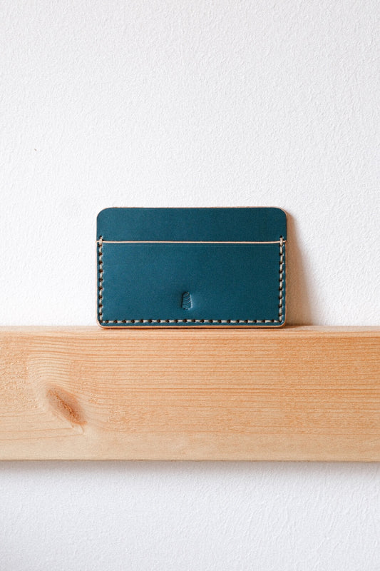 Minimalistisches Kartenetui aus Leder in Petrol