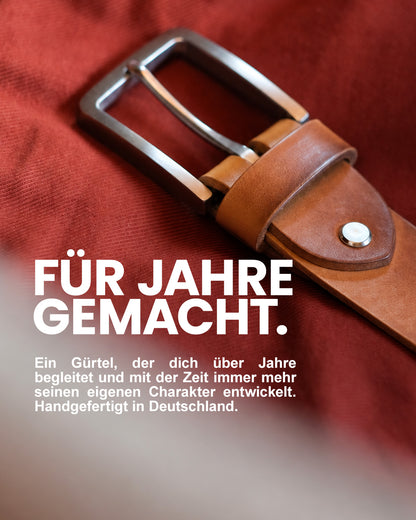 Ein Ledergürtel mit eigener Patina die mit der Zeit durch das tragen entstanden ist.