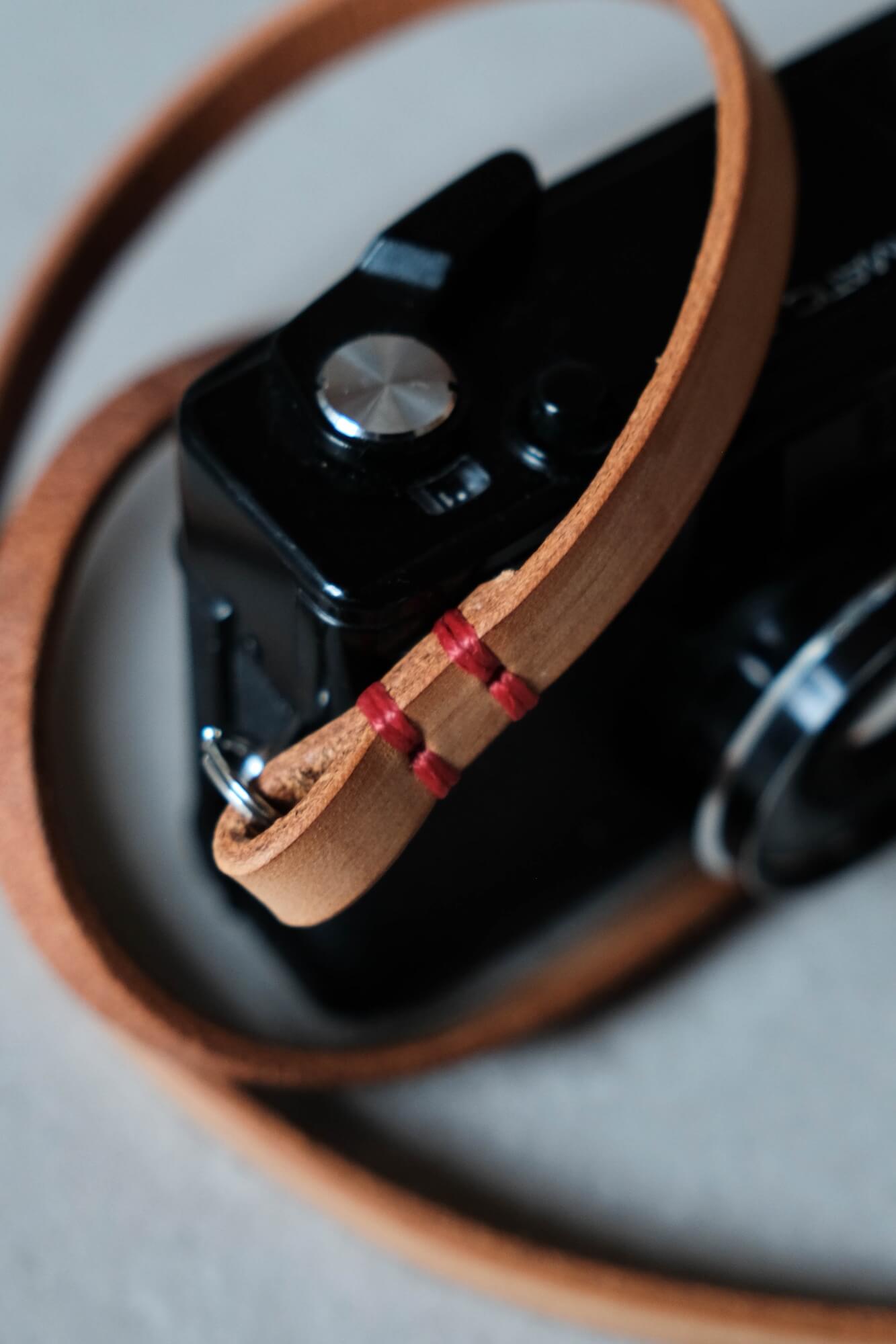 Schmaler Kameragurt aus Leder für Point and Shoot, analoge Kameras aus Leder. seam strap 