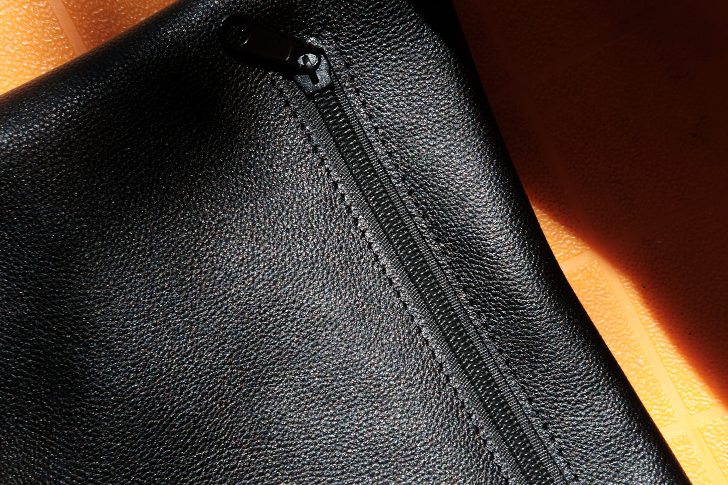 Kleine Tasche aus Leder für Kamera und sonstige Wertsachen