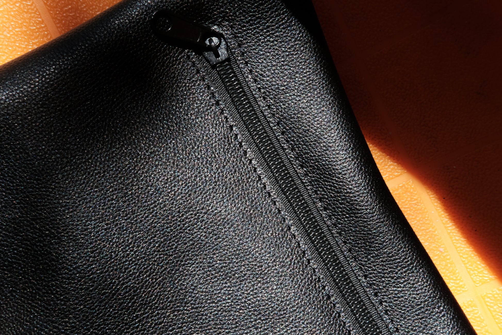 Kleine Tasche aus Leder für Kamera und sonstige Wertsachen