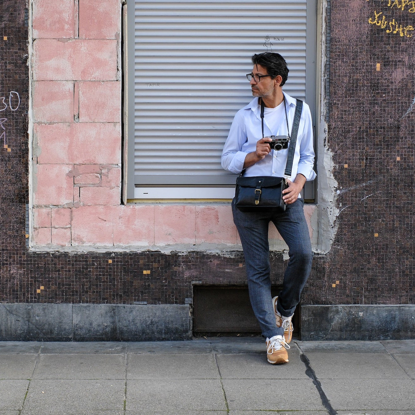 Kameraausrüstung mit Lederaccessoires