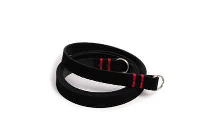 Schmaler Kameragurt aus Wildleder mit weicher, matter Oberfläche von SEAM STRAP.