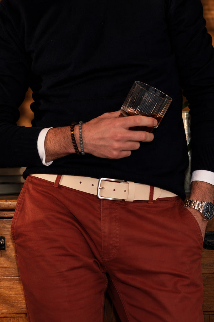 Seam Strap PATINA Ledergürtel aus naturbelassenem pflanzlich gegerbtem Leder zur Hose getragen
