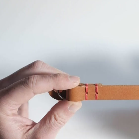 Kameragurt aus Leder in Cognac oder Schwarz von seam strap. Kamera Tragegurt