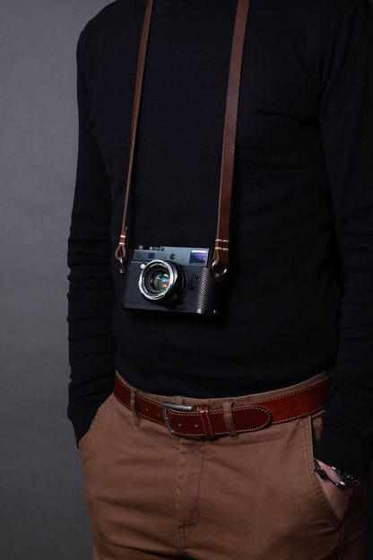 Brauner Premium Kameragurt aus Leder schmal von seam strap. Pflanzlich gegerbtes Leder vom Rind
