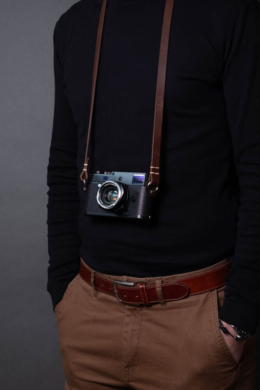 Brauner Premium Kameragurt aus Leder schmal von seam strap. Pflanzlich gegerbtes Leder vom Rind
