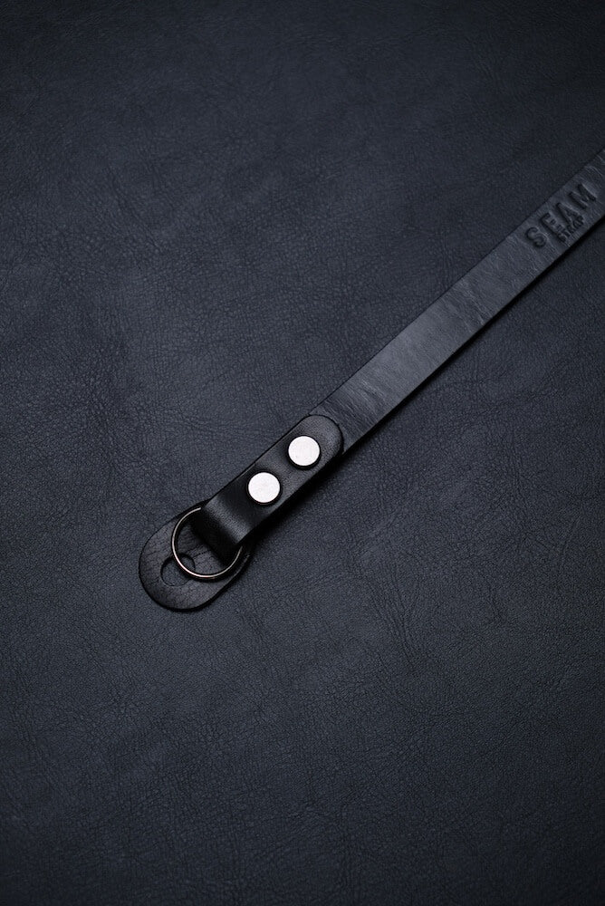 Schwarzer Kameragurt Premium aus Leder mit Nieten und Ringen