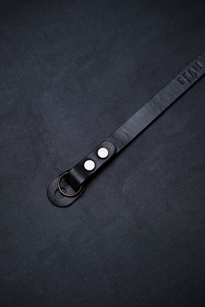 Schwarzer Kameragurt Premium aus Leder mit Nieten und Ringen