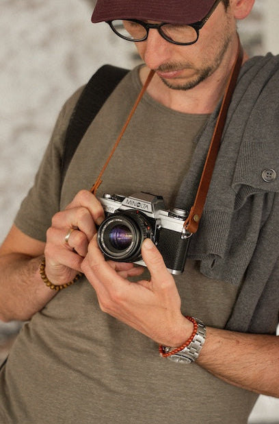 Minimalistischer Kameragurt SHORT aus schwarzem Leder passend für Leica und Fuji Kameras