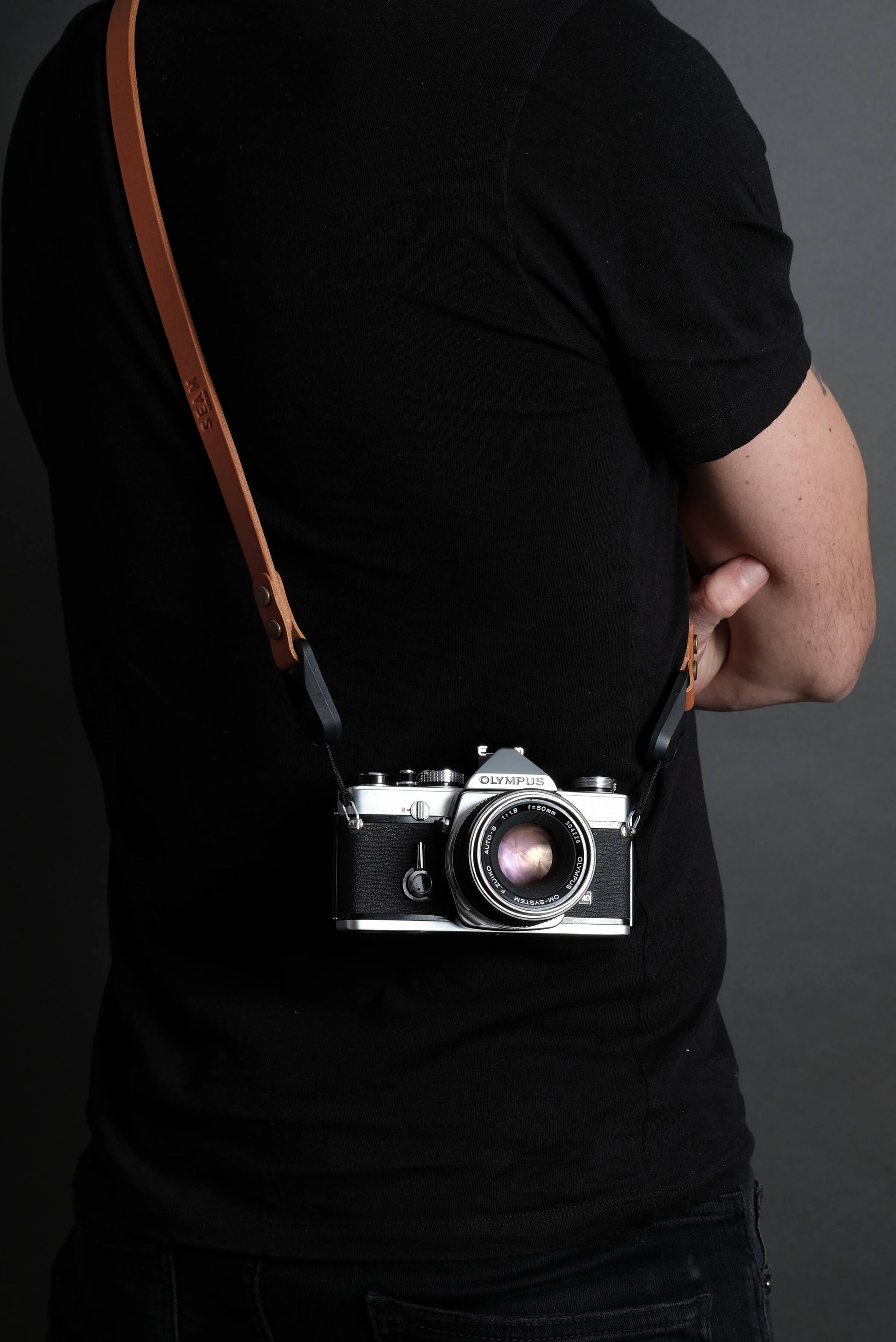 analoge Kamera mit Kameragurt Leder