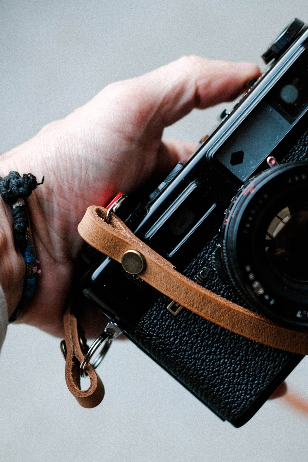 Kameragurte aus hochwertigem Leder in braun und schwarz für Point and Shoot Kameras oder digitale Kameras.