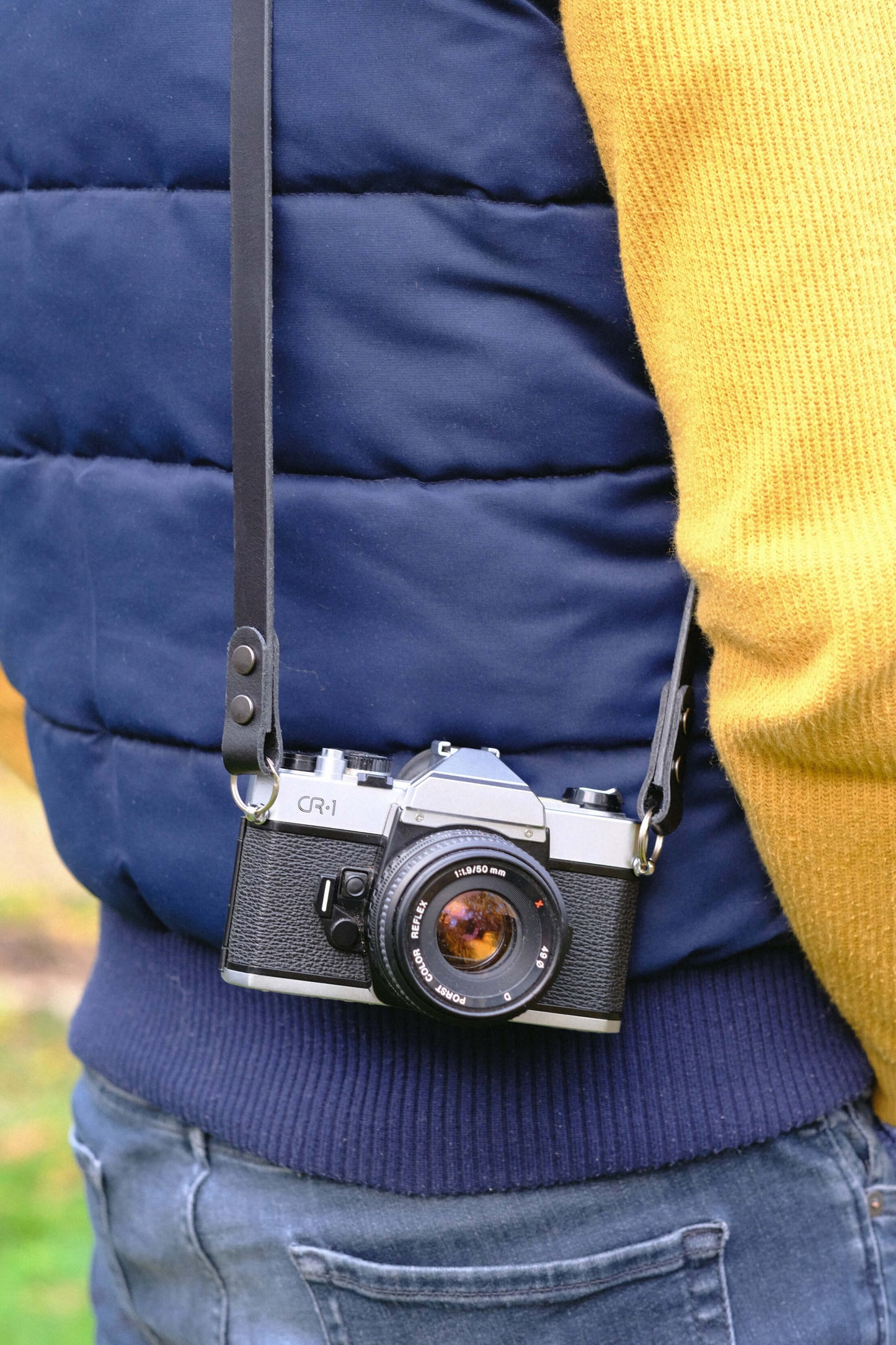 Analoge Kamera mit Kameragurt aus Leder in schwarz seam strap